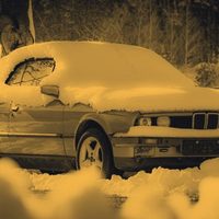 Замёрзший автомобиль в снегу зимой