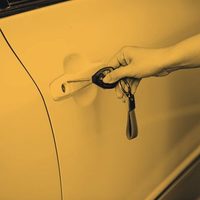 Открытие дверного замка автомобиля